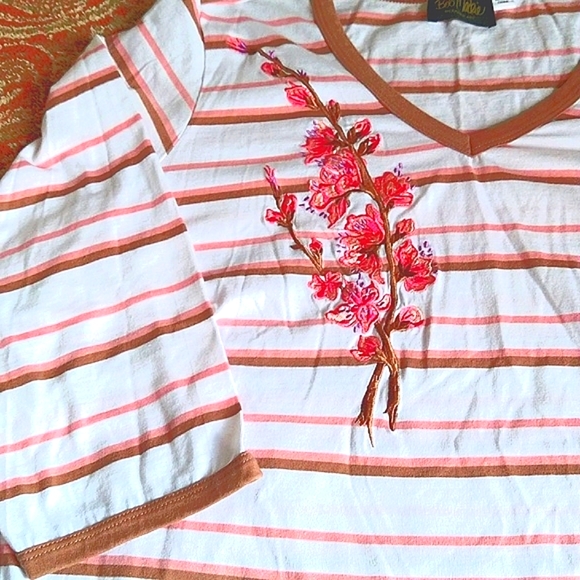 BOB MACKIE WOMEN'S PLUS SIZE 1X WHITE STRIPED TOP SHIRT FLORAL EMBROIDERY NWOT. - Picture 3 of 8